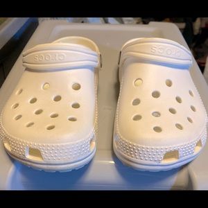 Girls Classic Crocs J2
